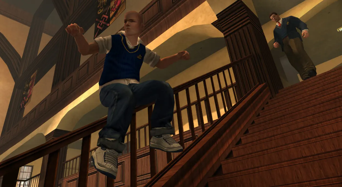 Jimmy Hopkins en pull d'uniforme glisse sur la rampe d'un grand escalier en bois dans le hall à boiseries de l'internat, un préfet en blazer descendant les marches
