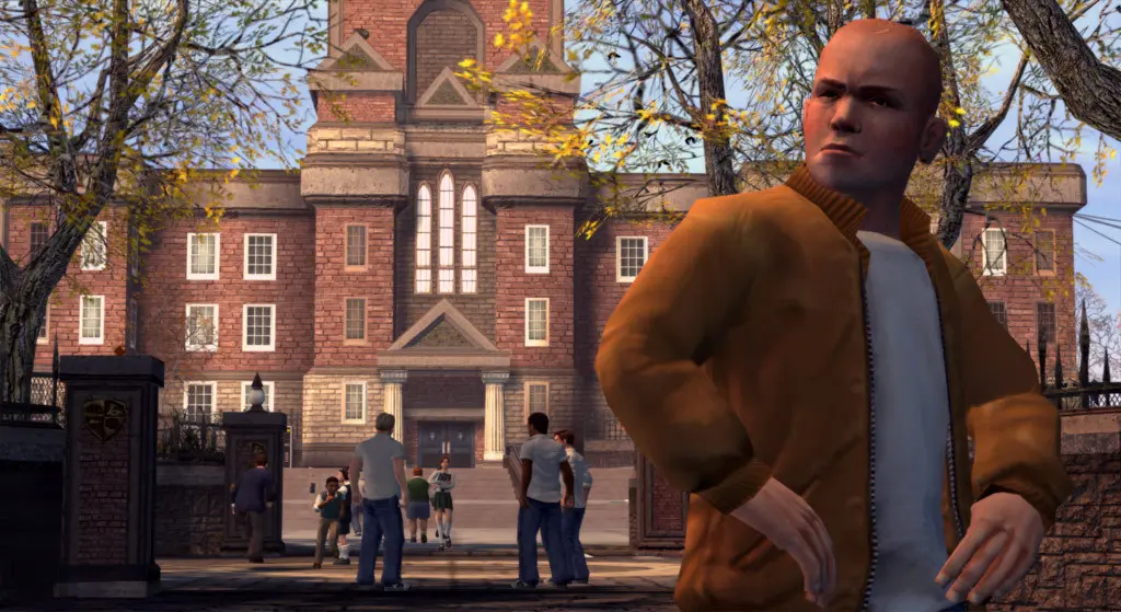 Jimmy Hopkins, crâne rasé et blouson bomber orange, au premier plan devant le grand bâtiment gothique en brique rouge de Bullworth Academy, sa tour et sa grille ornée d'un blason, sous des arbres aux feuilles jaunes d'automne, des élèves près de l'entrée