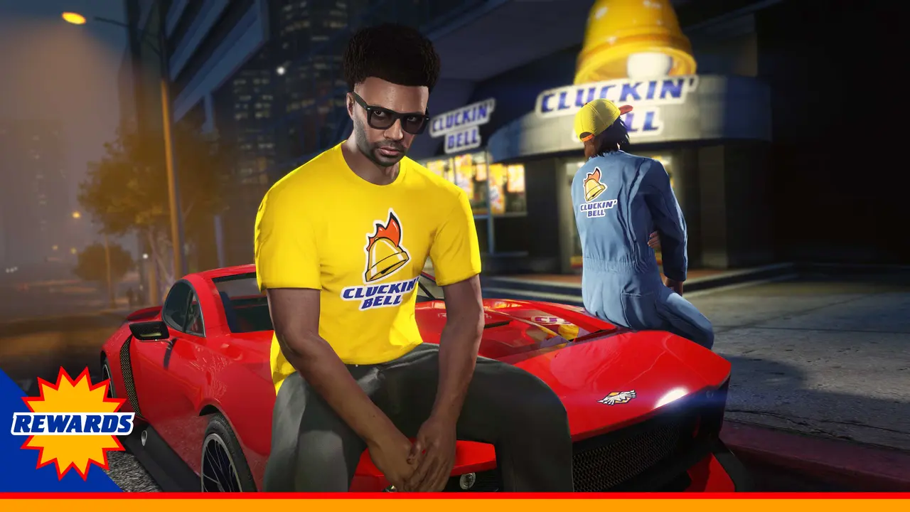 Un joueur de GTA Online en T-shirt jaune floqué Cluckin' Bell assis sur une voiture de sport rouge devant un fast-food Cluckin' Bell éclairé la nuit, un second joueur en combinaison bleue Cluckin' Bell à l'arrière-plan