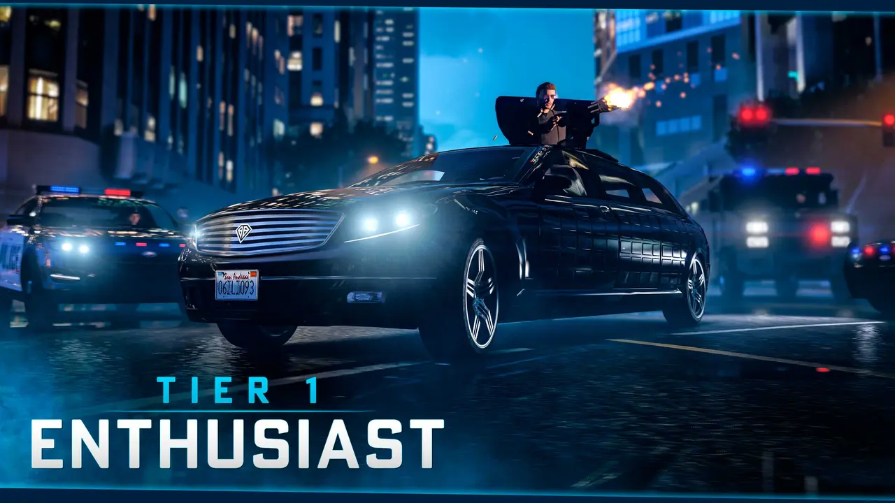 Visuel officiel GTA Online du palier Enthusiast : une berline noire blindée Benefactor Turreted Limo en pleine course-poursuite nocturne, un personnage tirant à la mini-gun depuis le toit, poursuivi par des voitures de police
