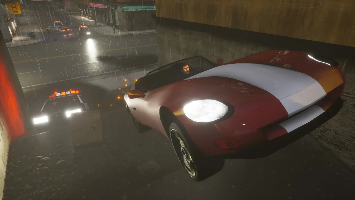Voiture de sport rouge et blanche phares allumés sous une pluie battante dans une rue mouillée de Liberty City la nuit, gyrophares d'une voiture de police reflétés sur l'asphalte