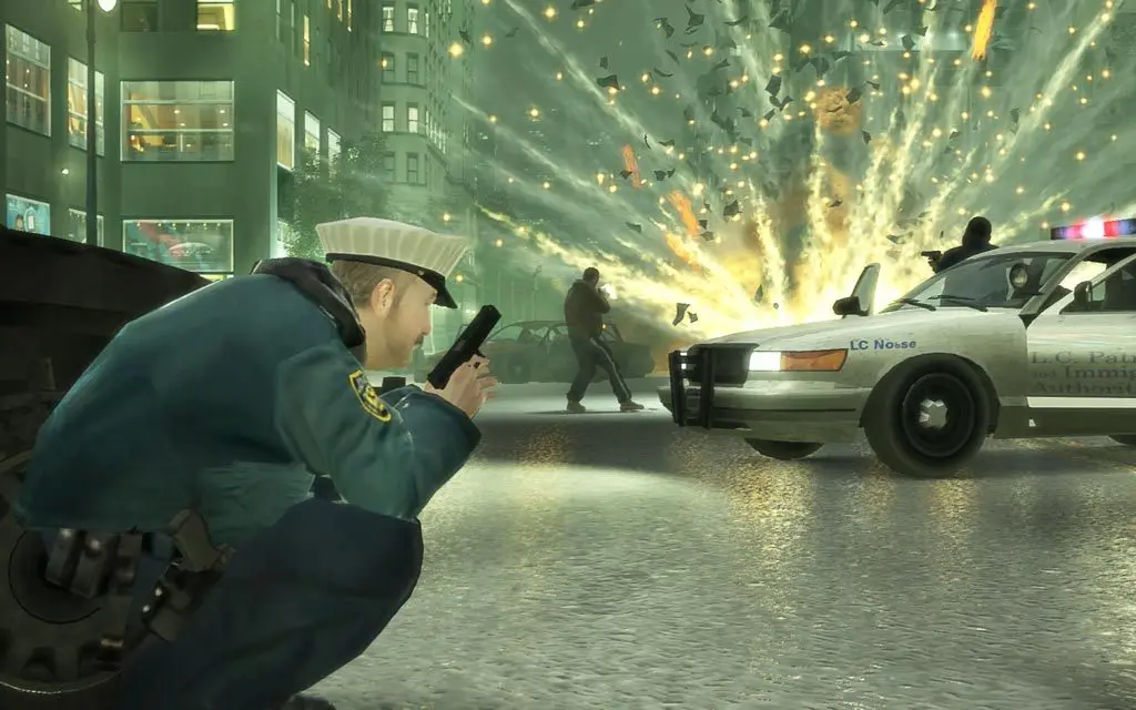 Policier accroupi tirant au pistolet derrière une voiture de patrouille pendant une fusillade nocturne à Liberty City, explosion et papiers volant dans les airs