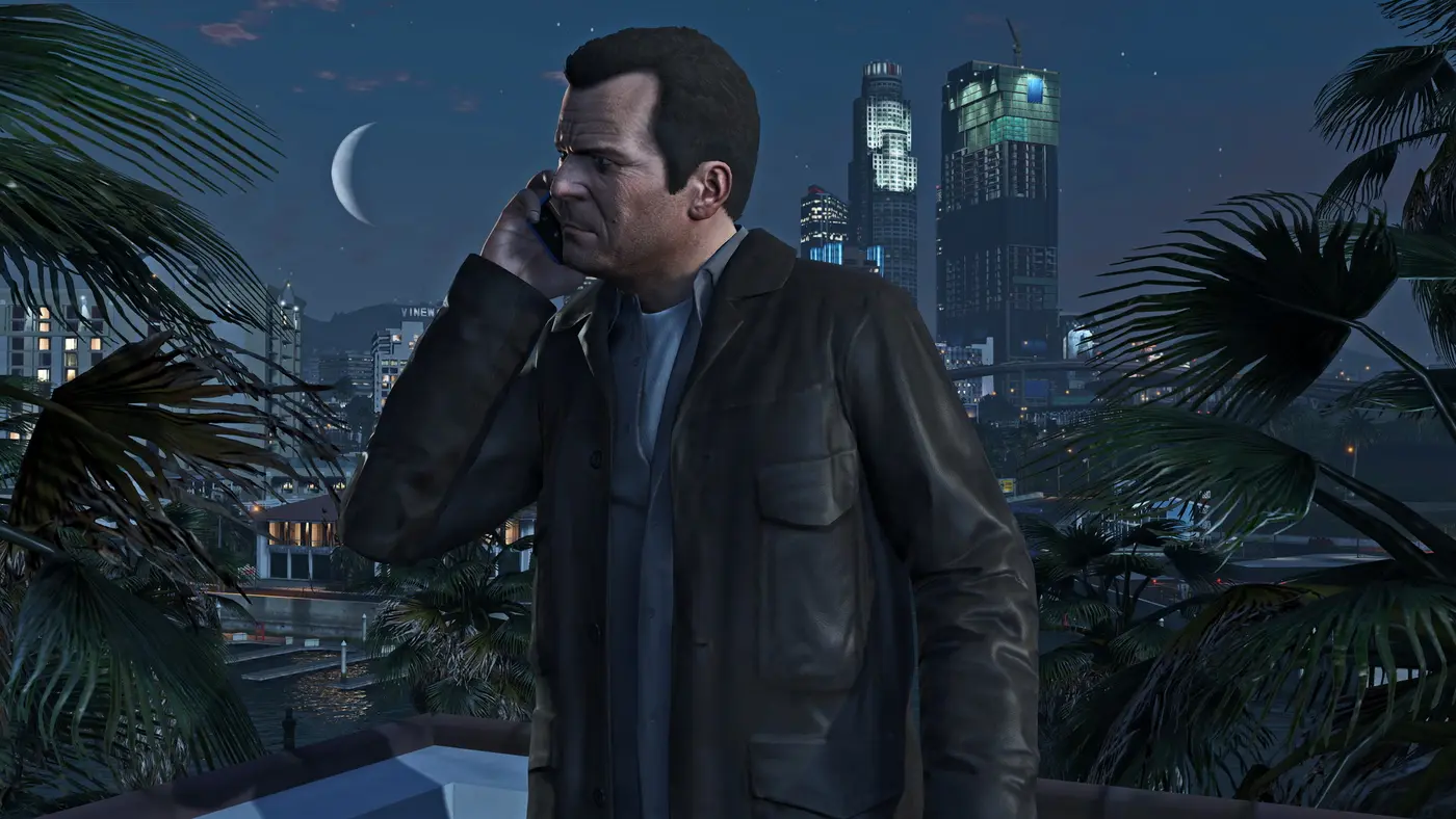 Michael, personnage de GTA 5, au téléphone sur une terrasse de nuit, la skyline illuminée de Los Santos et un croissant de lune en arrière-plan