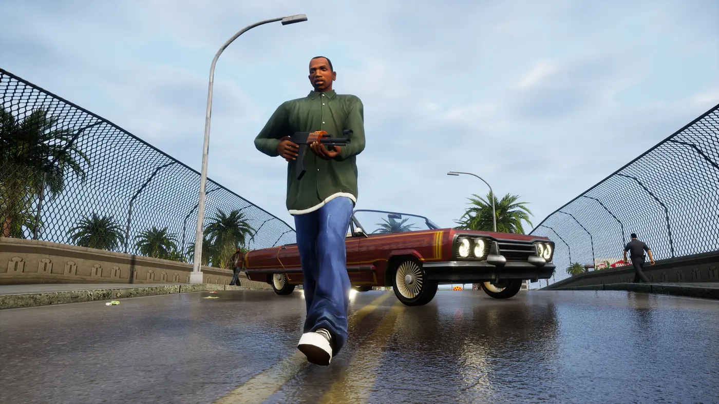 CJ, le héros de GTA San Andreas, marche sur un pont une arme à la main, un lowrider rouge derrière lui, dans la version Definitive Edition
