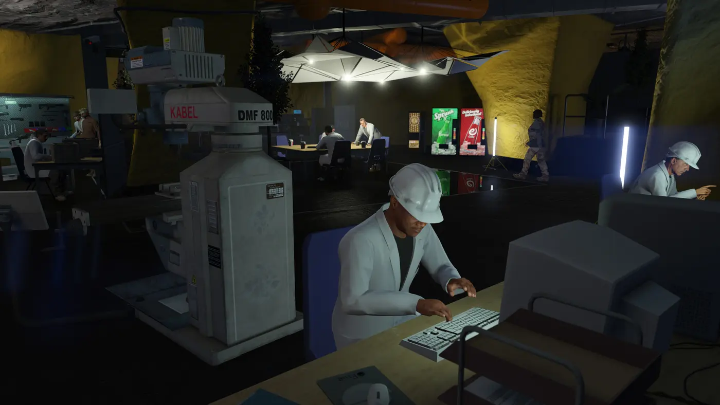 Personnages en blouse blanche et casque de chantier travaillant sur des ordinateurs et des machines dans un bunker souterrain de GTA Online