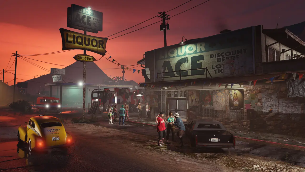 Une rue de comté dans GTA Online au coucher de soleil rouge, devant un magasin d'alcool Liquor Ace, avec des membres des Fooligans rassemblés et le camion Brickade 6x6 à camouflage garé derrière, un taxi jaune au premier plan