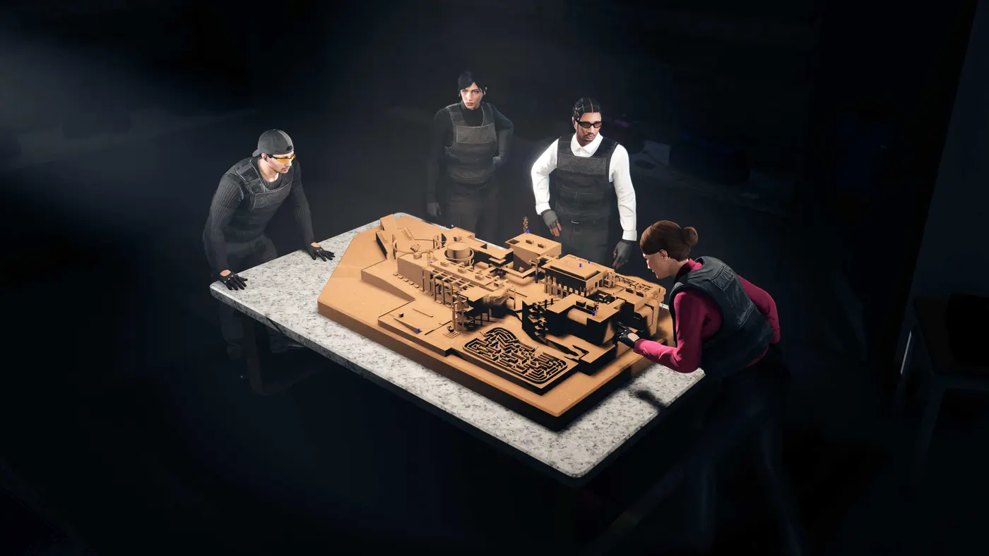 Capture officielle de GTA Online : quatre personnages en gilet tactique réunis autour d'une table sur laquelle est posée une maquette en carton détaillée du Kortz Center, avec ses bâtiments, son labyrinthe végétal et des repères plantés dessus