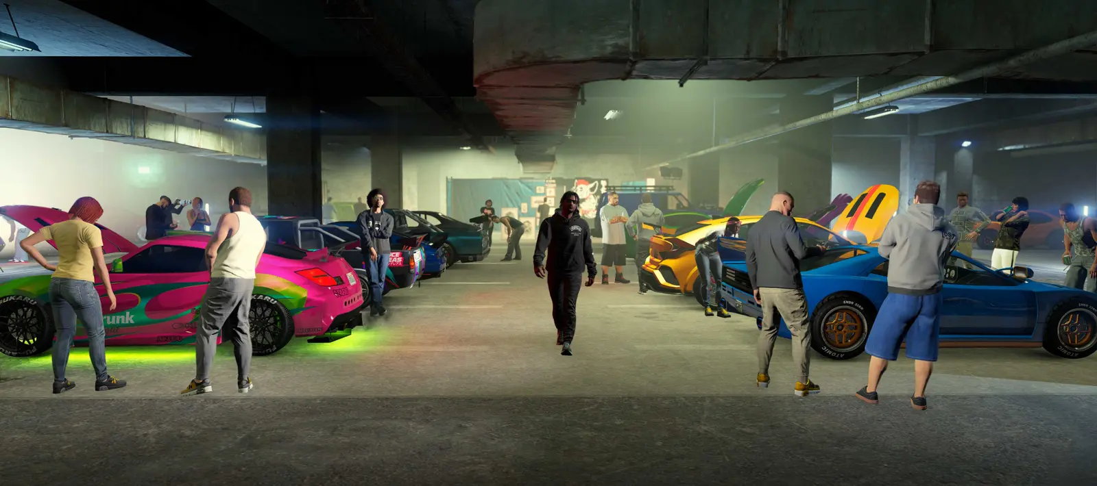 Intérieur du LS Car Meet : un vaste parking souterrain où des joueurs discutent autour de voitures de sport tunées aux couleurs vives, sous des néons, capots ouverts
