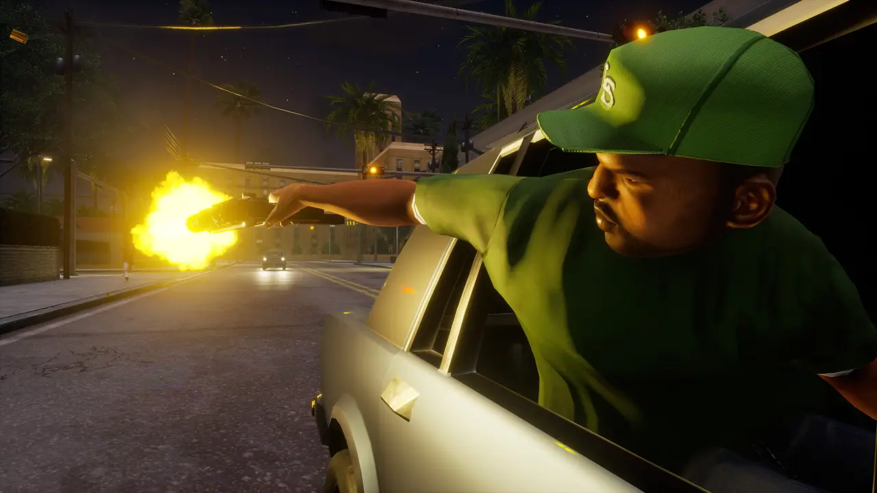 Personnage à la casquette et au t-shirt verts, aux couleurs des Grove Street Families, penché à la fenêtre d'une berline et tirant en drive-by de nuit, flash de départ de coup visible dans une rue de Los Santos, illustration façon GTA San Andreas