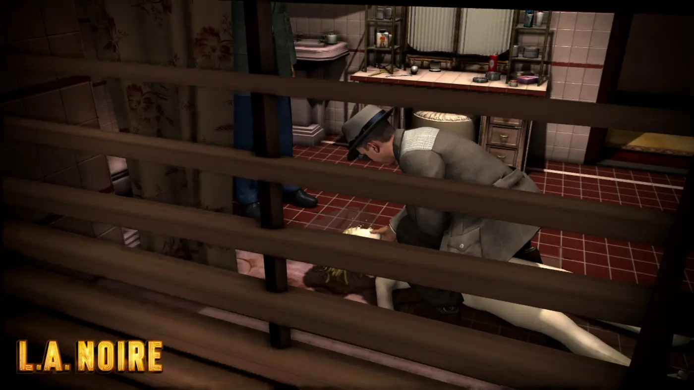Cole Phelps, accroupi, examine le corps d'une victime dans une salle de bains carrelée de rouge, vu à travers une rambarde, lors d'une enquête pour homicide dans L.A. Noire.