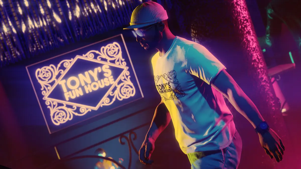 Un joueur de GTA Online danse sur la piste d'une boîte de nuit baignée de néons roses et bleus, devant une enseigne lumineuse Tony's Fun House