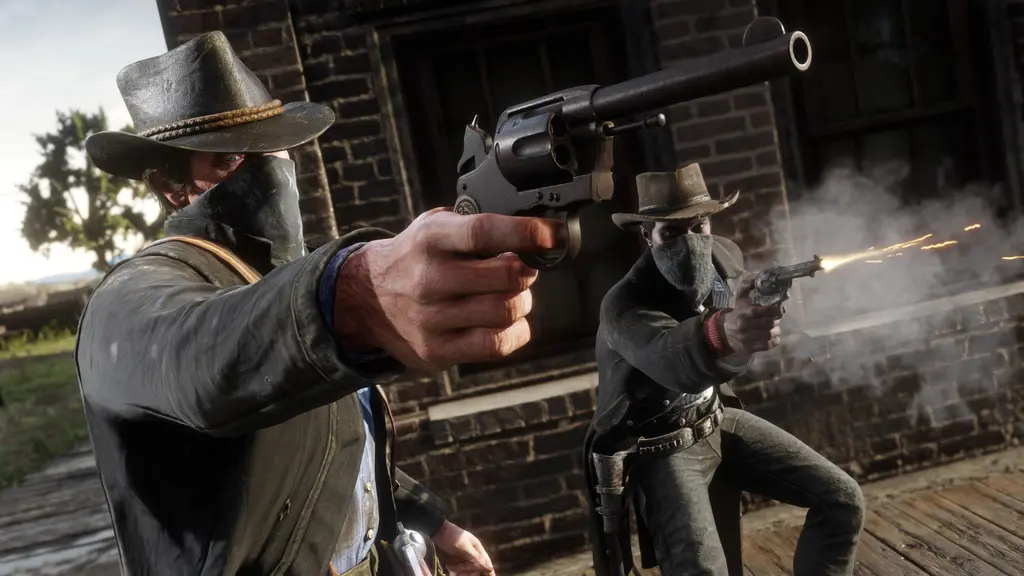 Arthur Morgan et un autre membre du gang Van der Linde tirent au revolver lors d'une fusillade devant un bâtiment en briques, éclair au départ du coup