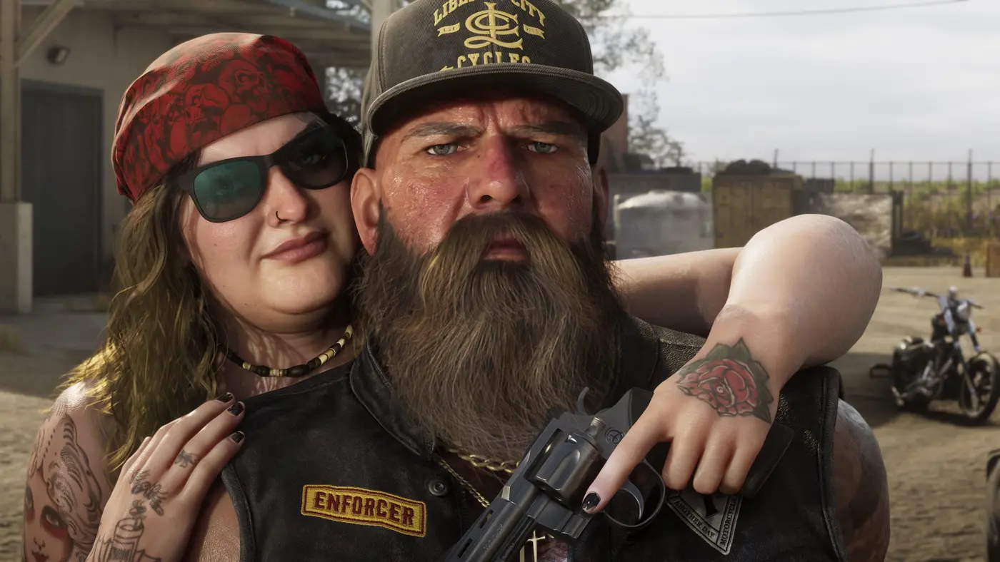 Portrait serré d'un couple de bikers dans GTA VI : l'homme barbu porte une casquette Liberty City Cycles et un gilet à patch ENFORCER, la femme un bandana rouge et des lunettes noires