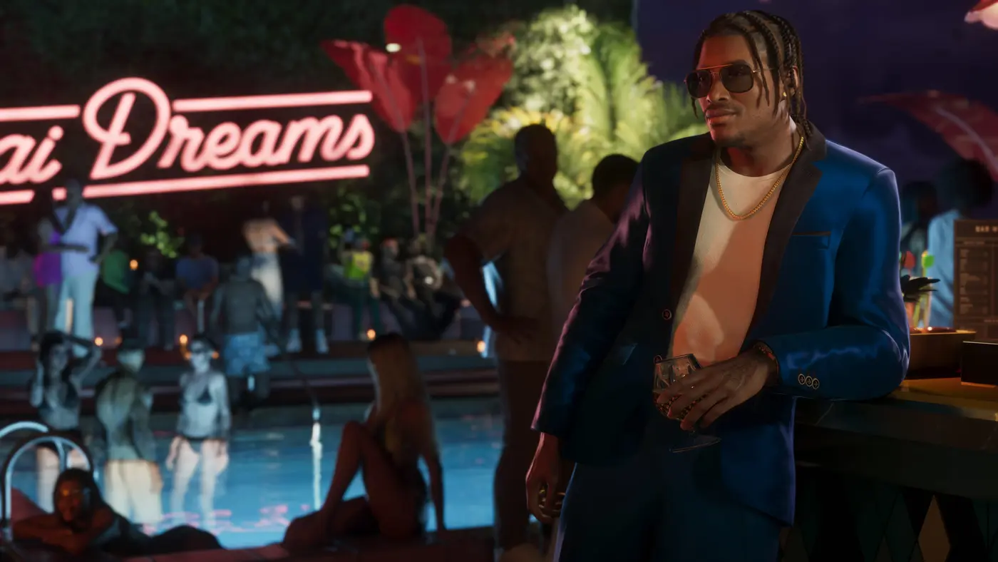 Dre'Quan Priest en costume bleu, un verre à la main, lors d'une soirée au bord d'une piscine éclairée par une enseigne néon la nuit, foule de fêtards autour du bassin dans Vice City