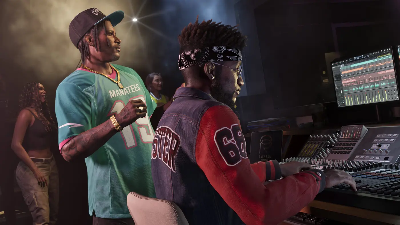 Capture de GTA VI : deux hommes dans un studio d'enregistrement de Leonida, l'un debout, l'autre assis devant une grande console de mixage avec écrans affichant des pistes audio