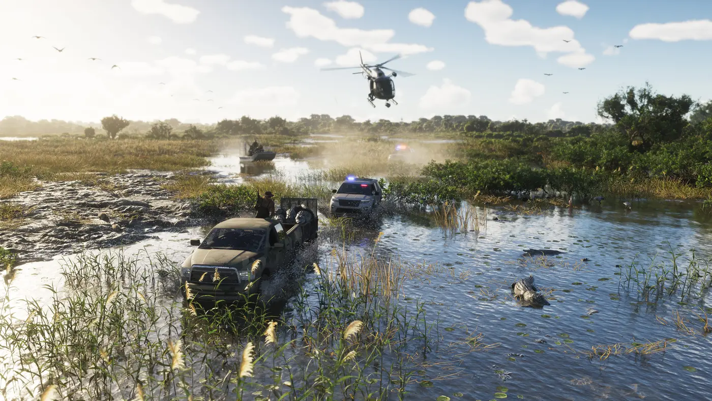 Course-poursuite dans les marais de Grassrivers : un hélicoptère survole à basse altitude des véhicules tout-terrain fonçant dans l'eau, faune aquatique autour, dans GTA VI