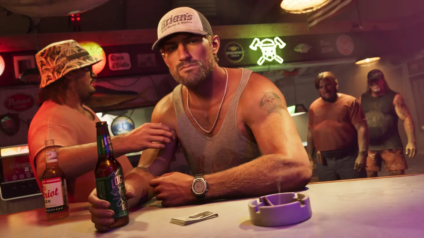 Jason Duval accoudé au comptoir d'un bar de marina de Vice City dans GTA VI, débardeur clair et bière à la main, néons et clients à l'arrière-plan