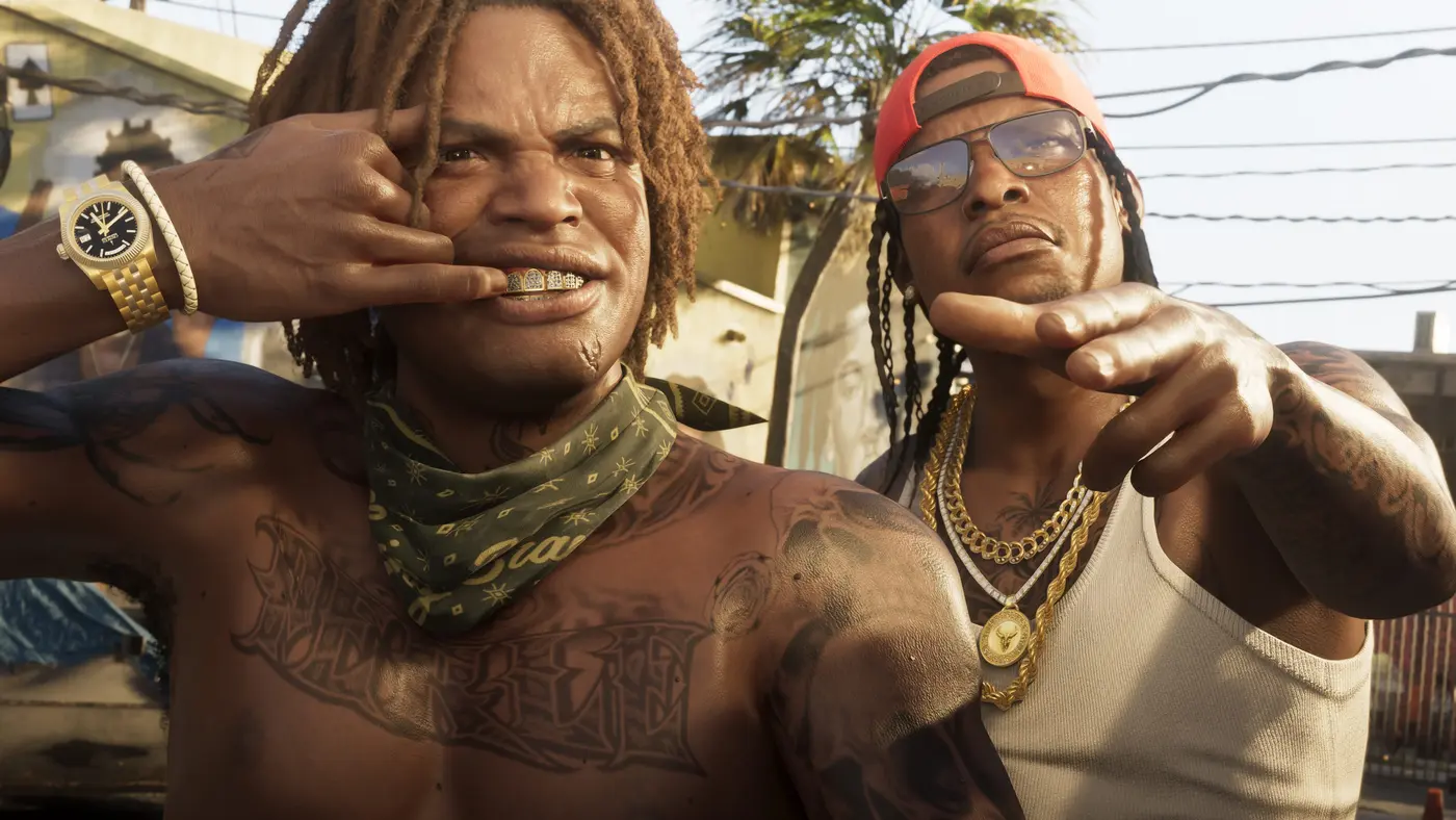 Gros plan sur deux personnages tatoués de GTA VI dans une rue ensoleillée de Vice City, l'un avec un grill doré et une montre en or, l'autre en débardeur blanc et casquette rouge