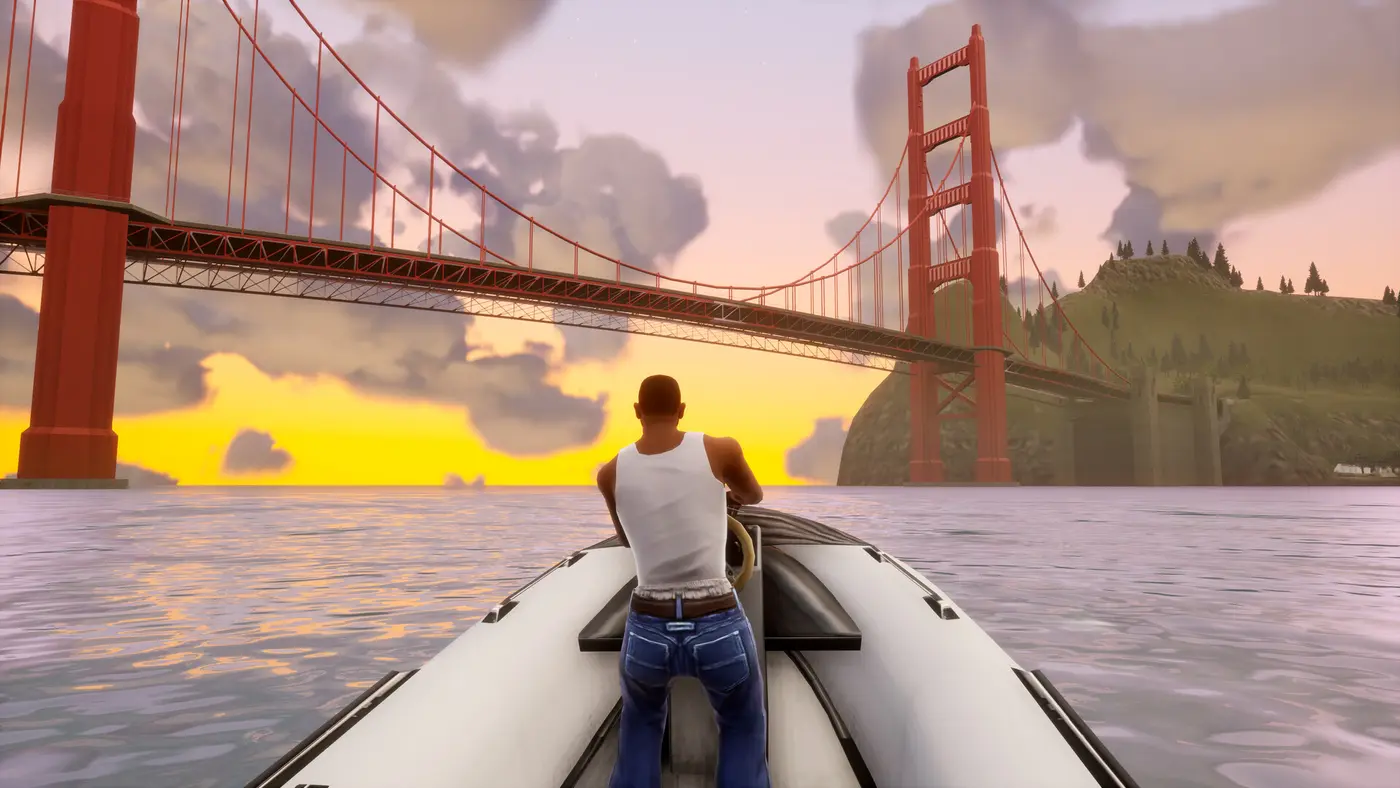 Capture de GTA San Andreas Definitive Edition : Carl Johnson sur un canot pneumatique face au Gant Bridge, grand pont suspendu rouge de San Fierro calqué sur le Golden Gate, au coucher de soleil