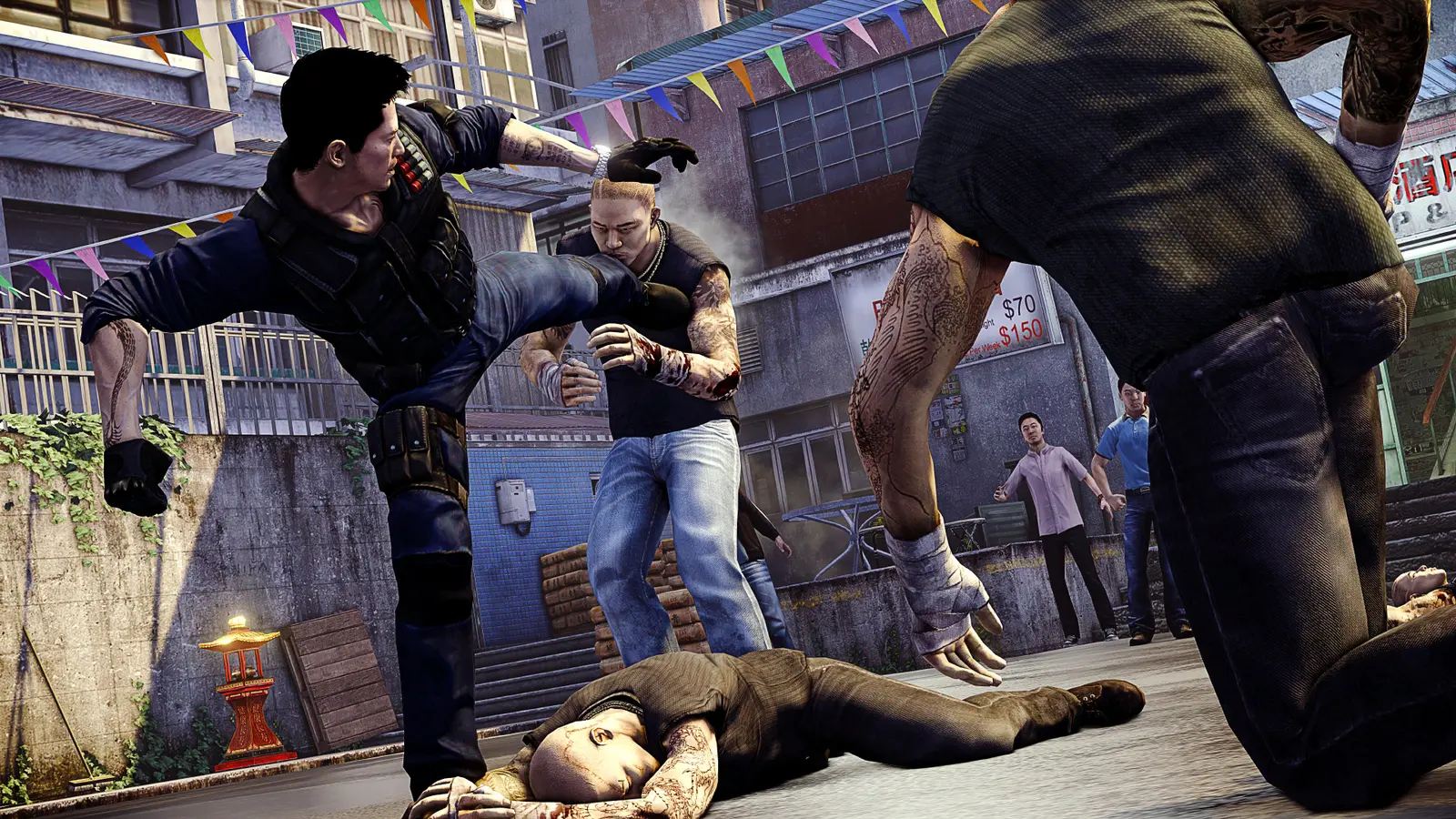 Wei Shen en gilet tactique enchaîne un coup de pied circulaire sur des membres de gang tatoués dans une ruelle de Hong Kong en plein jour, un adversaire au sol, capture officielle de Sleeping Dogs