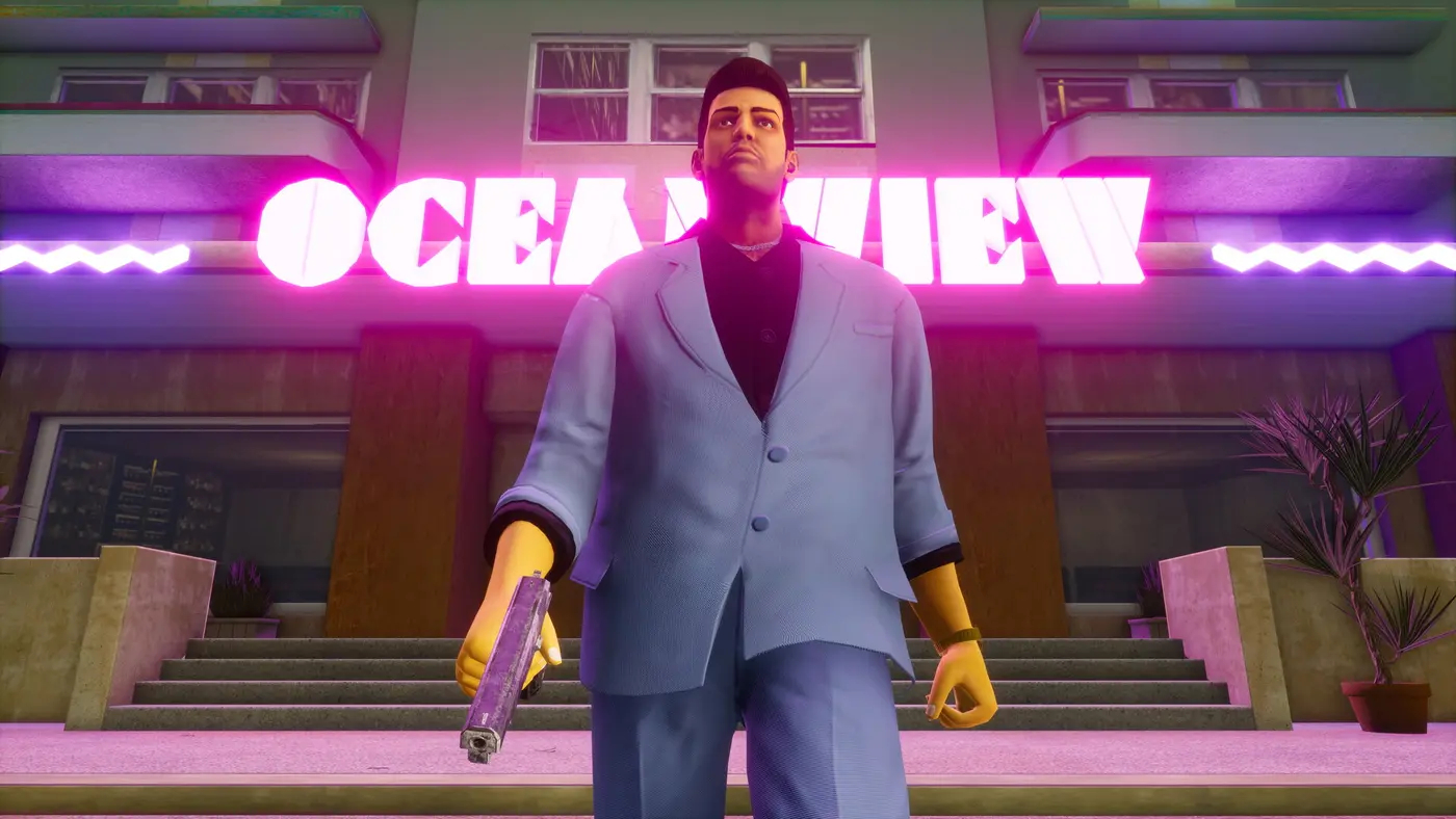 Personnage en costume pastel tenant un pistolet devant l'hôtel Ocean View et son enseigne au néon rose, de nuit, dans GTA Vice City